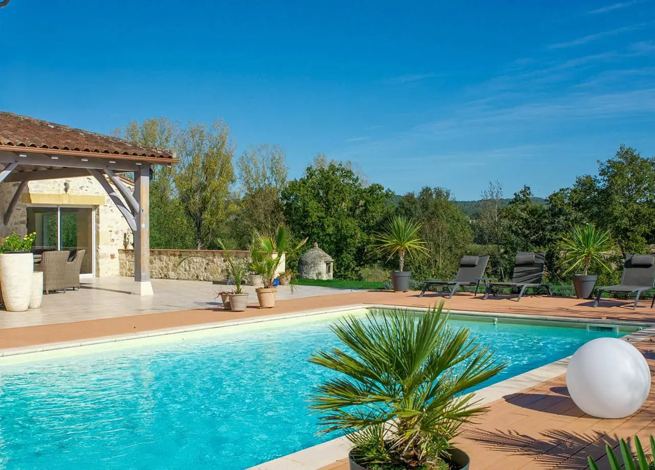 Piscine et terrasse de La Maison aux Cyprès