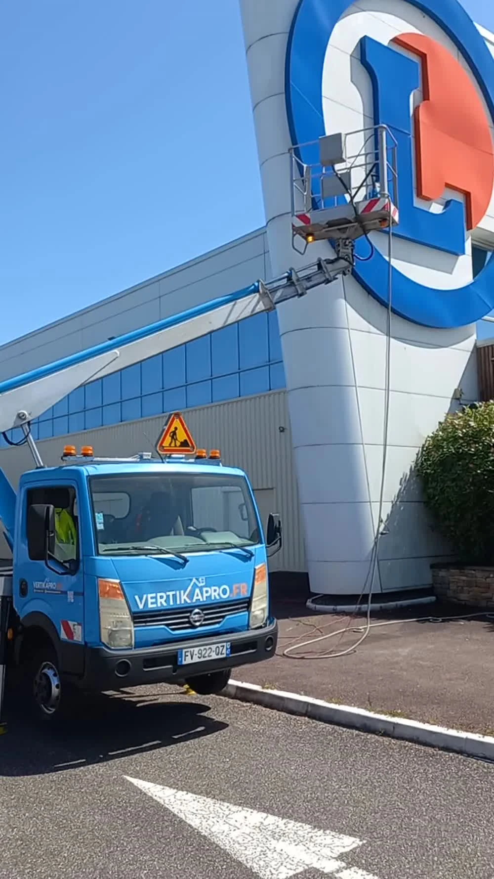 Camion et nacelle Vertika Pro en intervention devant une enseigne de grande distribution